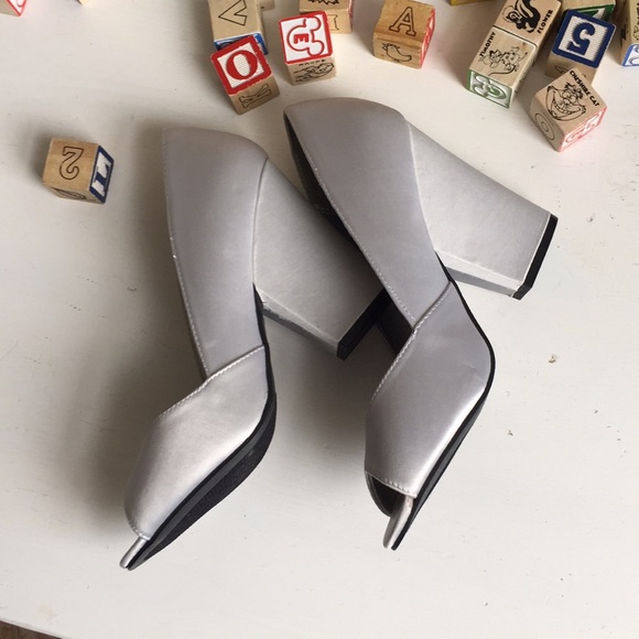 Silver shoes Size 9. - Picture 5 of 14